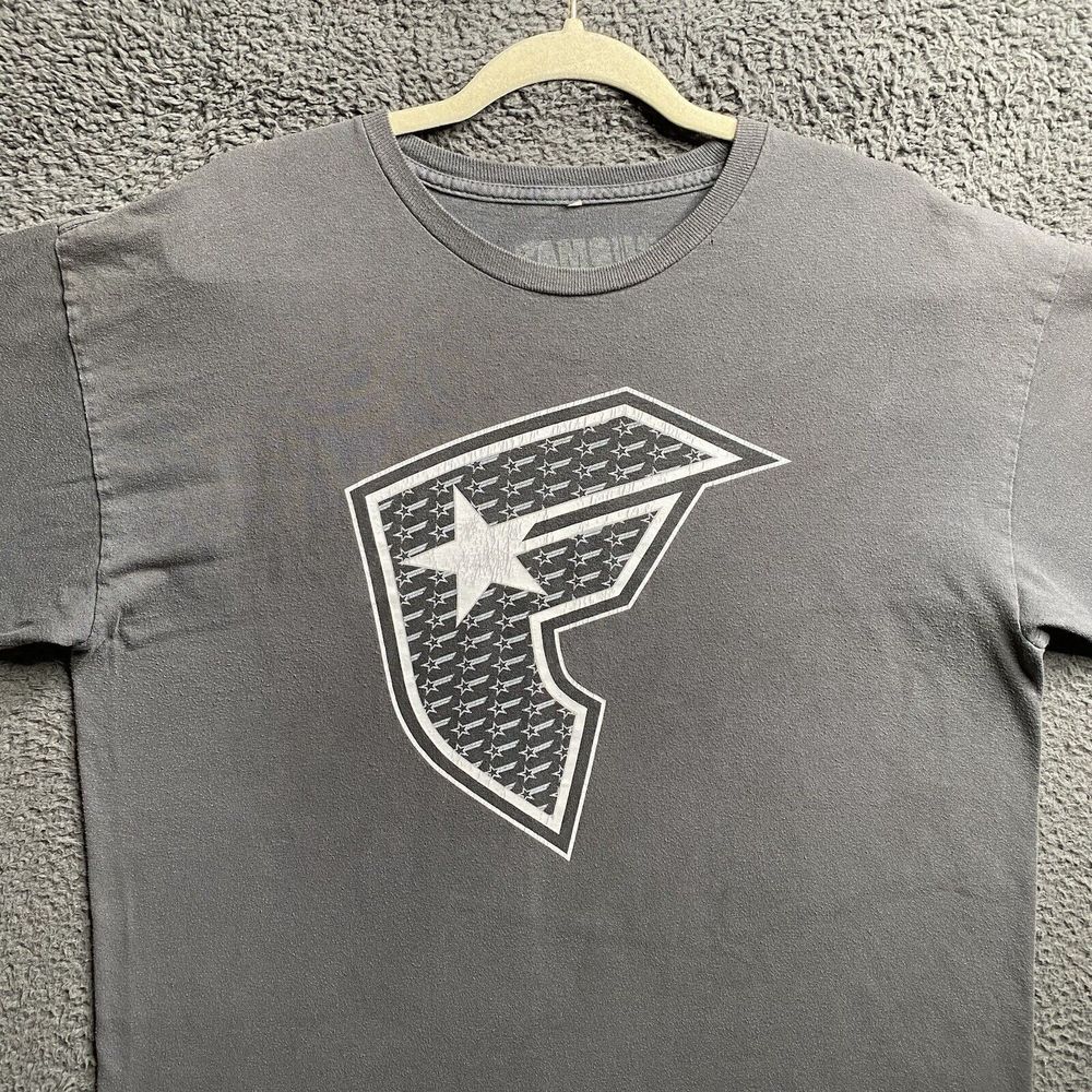 Vintage Y2K Famous Stars T-Shirt Men’s Large Stars and Straps Short Sleeve